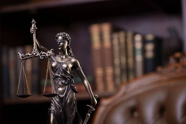 法官办公室 这个雕塑和木槌在法官桌上 书架上的书架和后座 — 图库照片