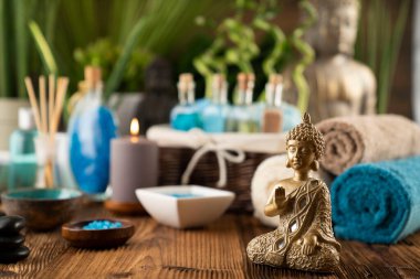 Tahta paneldeki spa aksesuarları. Spa tedavileri.