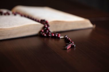 Hıristiyanlık temalı dua. İncil 'i olan Hristiyan bir kadın ellerini çapraz tutarak dua ediyor..