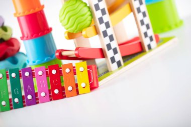 Beyaz arka plandaki küçük bebekler için oyuncak blokları