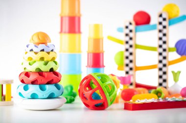 Beyaz arka plandaki küçük bebekler için oyuncak blokları