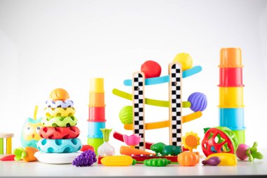 Beyaz arka plandaki küçük bebekler için oyuncak blokları