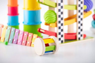 Beyaz arka plandaki küçük bebekler için oyuncak blokları