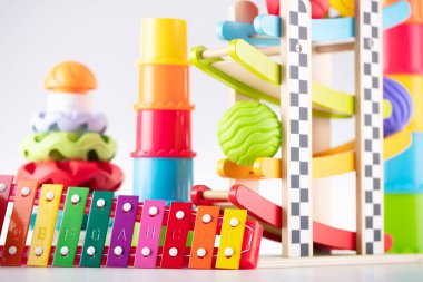 Beyaz arka plandaki küçük bebekler için oyuncak blokları