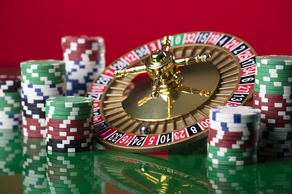 卡西诺赌博游戏主题 赌场里的轮盘赌 骰子和扑克筹码都感觉到了绿色的桌子 — 图库照片
