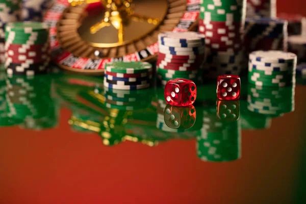 Kasino Glücksspiel Thema Roulette Rad Würfel Und Pokerchips Grünen Tisch — Stockfoto