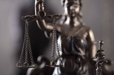 Hukuk ve adalet kavramı. Adalet sembolü - Gri arkaplanda heykel.