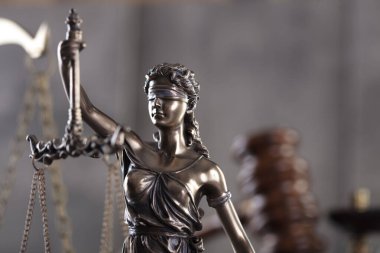 Hukuk ve adalet kavramı. Adalet sembolü - Gri arkaplanda heykel.