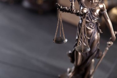 Hukuk ve adalet kavramı. Adalet sembolü - Gri arkaplanda heykel.