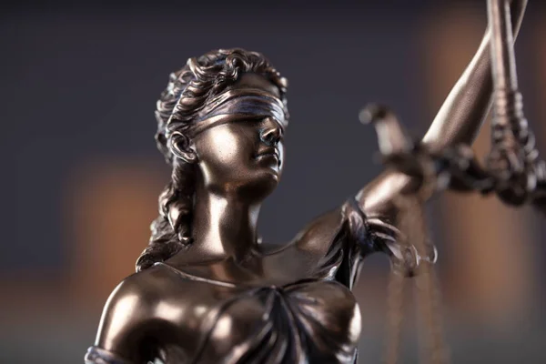 Νόμο Και Δικαιοσύνη Σύμβολο Δικαιοσύνης Γλυπτική Του Θέμη Γκρι Φόντο — Φωτογραφία Αρχείου