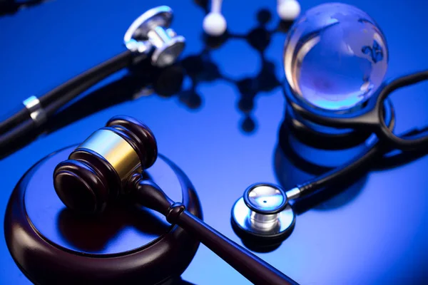 Ιατρική Νομική Έννοια Γκαβέλ Νομικός Κώδικας Και Στηθοσκόπιο Στο Γυάλινο — Φωτογραφία Αρχείου