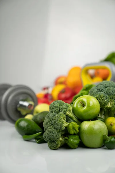 Фитнес Концепция Здоровое Питание Фрукты Овощи Оборудование Фитнес Упражнений Весовая — стоковое фото