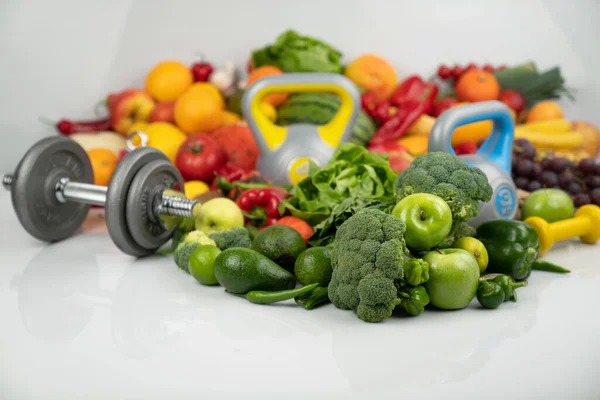 Concetto Fitness Nutrizione Sana Frutta Verdura Attrezzatura Esercizi Fitness Pesatrice — Foto Stock