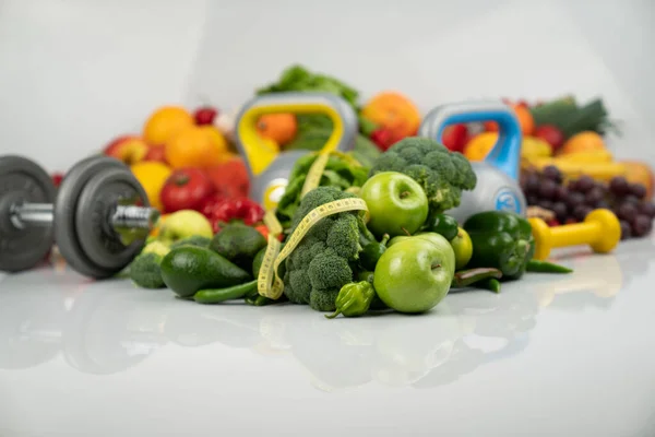 Koncept Fitness Zdravá Výživa Ovoce Zelenina Vybavení Pro Fitness Cvičení — Stock fotografie