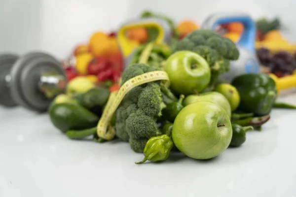 Fitness Concept Gezonde Voeding Groenten Fruit Toestellen Voor Fitnessoefeningen Weegtoestellen — Stockfoto
