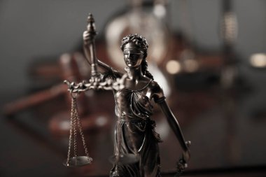 Hukuk ve adalet kavramı. Adalet sembolü - Gri arkaplanda heykel.