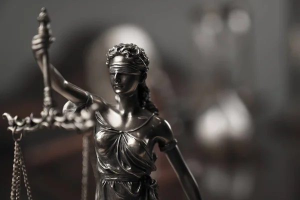 Törvény Igazságszolgáltatás Igazságügyi Szimbólum Themis Szobor Szürke Alapon — Stock Fotó