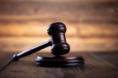 Gavel. Açık arttırma satışı ve iş konsepti. Gavel ve kahverengi ahşap arka planda ticari kod..