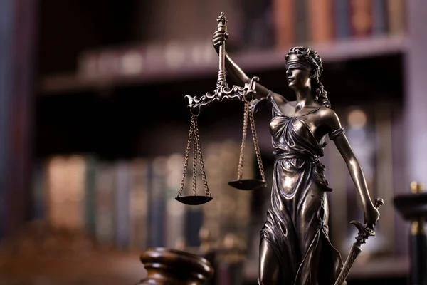 Law Theme Judge Office Themis Gavel Judge Desk Book Shelf — Stockfoto