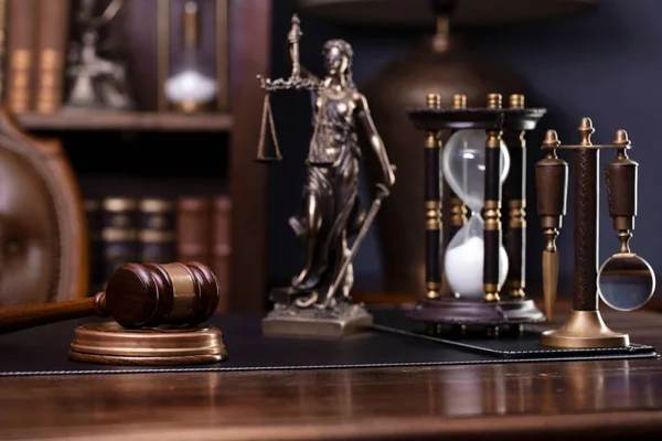 Law Theme Judge Office Themis Gavel Judge Desk Book Shelf — Stockfoto