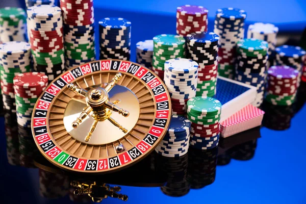 Casino Gambling Games Theme Roulette Wheel Dice Poker Chips Blue — 图库照片