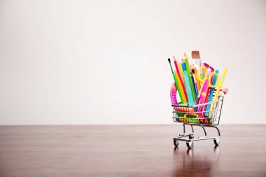 Okul malzemeleri. Beyaz arkaplanda izole edilmiş renkli okul aksesuarları. 