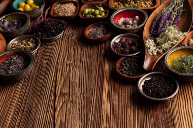 Doğal tıp geçmişi. Kırsal ahşap masadaki çeşitli kuru otlar, havan ve bitkiler..