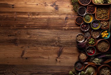 Doğal tıp geçmişi. Kırsal ahşap masadaki çeşitli kuru otlar, havan ve bitkiler..