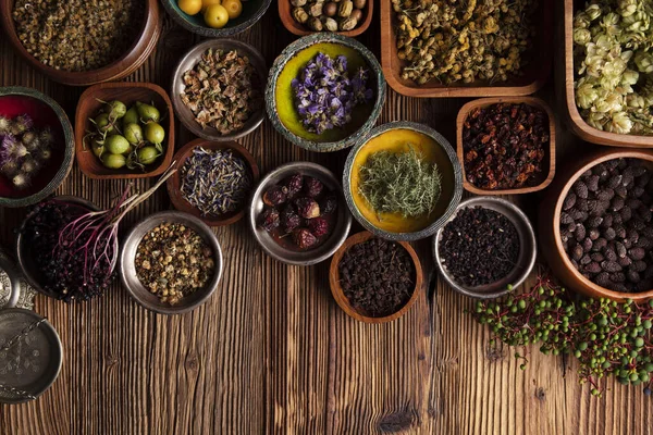 Antecedentes Medicina Natural Ervas Secas Sortidas Tigelas Argamassa Plantas Mesa — Fotografia de Stock