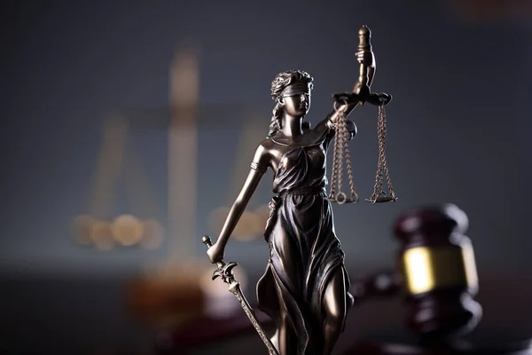 Law Justice Concept Law Symbols Composition Themis Sculpture Judges Gavel — Φωτογραφία Αρχείου