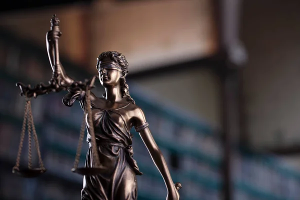 Law Justice Concept Law Symbols Composition Themis Sculpture Judges Gavel — Stock Fotó
