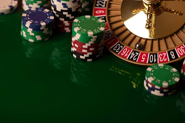 Kumarhane Yeşil Arka Planda Rulet Çarkı Poker Fişleri — Stok fotoğraf