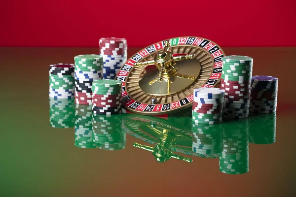 Kumarhane Yeşil Arka Planda Rulet Çarkı Poker Fişleri — Stok fotoğraf