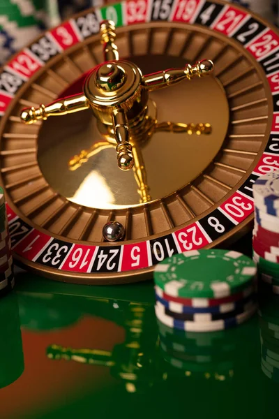 Καζίνο Ρουλέτα Τροχό Και Μάρκες Πόκερ Στο Πράσινο Λαμπερό Φόντο — Φωτογραφία Αρχείου
