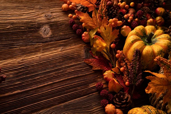 Φθινοπωρινή Σύνθεση Ρουστίκ Ξύλινο Φόντο Διακοσμητικές Κολοκύθες Διάφορα Φύλλα Κουκουνάρια — Φωτογραφία Αρχείου