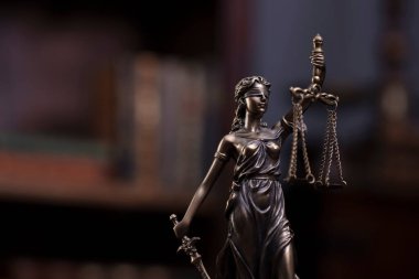 Hukuk ve adalet kavramı. Adalet sembolü - Gri arkaplanda heykel.