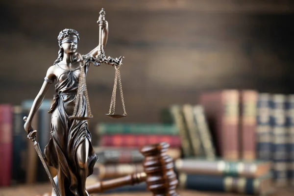 法律のテーマ 裁判官事務所 裁判所の机の上のテーマ彫刻や法律書 — ストック写真