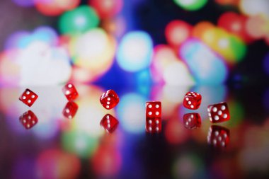 Kumarhane teması. Kumar oyunları. Renkli bir arka planda baharatlar, kartlar ve poker çipleri.