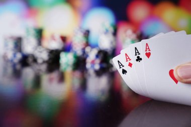 Kumarhane teması. Kumar oyunları. Renkli bir arka planda baharatlar, kartlar ve poker çipleri.