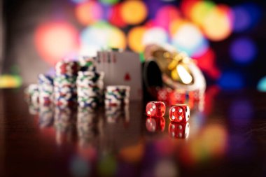 Kumarhane teması. Kumar oyunları. Renkli bir arka planda baharatlar, kartlar ve poker çipleri.