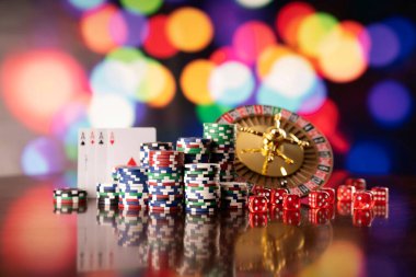 Kumarhane teması. Kumar oyunları. Renkli bir arka planda baharatlar, kartlar ve poker çipleri.