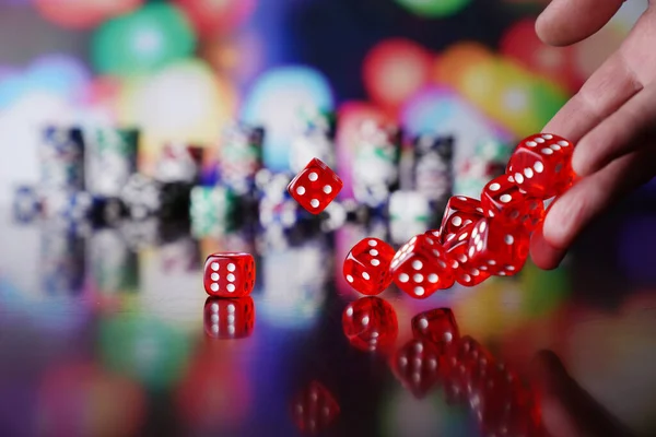 Casino Thema Glücksspiele Würfel Karten Und Pokerchips Auf Buntem Bokeh — Stockfoto