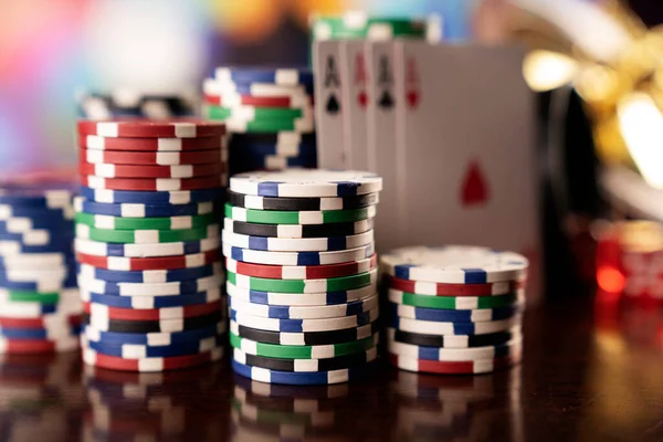Kaszinó Téma Szerencsejáték Kockák Kártyák Pókerzsetonok Színes Bokeh Háttéren — Stock Fotó