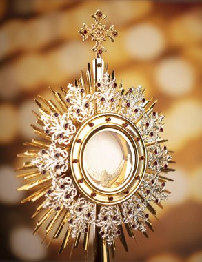 Katolik dini kavramı. Katolik sembolleri kompozisyonu. Sarı Bokeh arka planındaki Monstrance. 