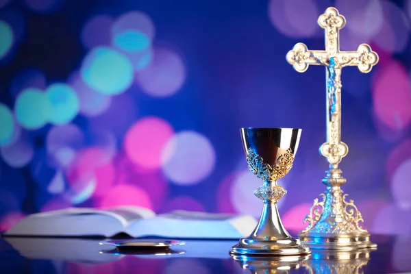 天主教的宗教概念 天主教的符号组成 十字架 修道院 木制祭坛上的金色圣杯和蓝色方舟背景 — 图库照片
