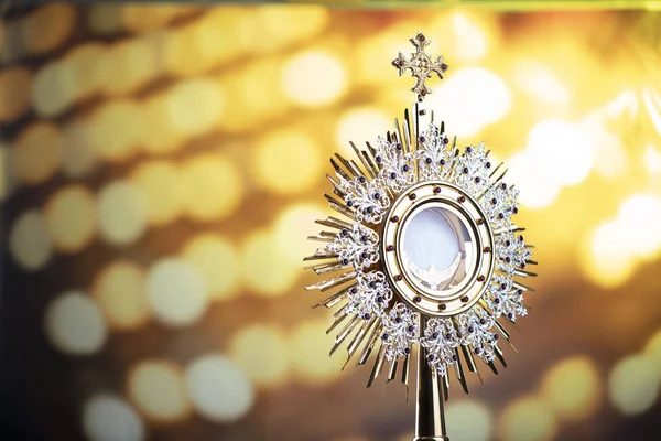 Katolické Náboženství Složení Katolických Symbolů Monstrance Žlutém Pozadí Bokeh — Stock fotografie