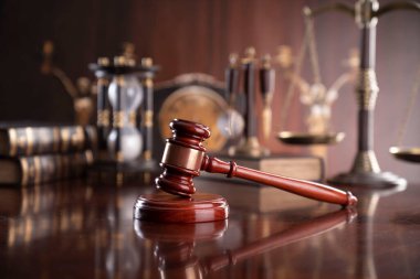 Avukatlık bürosu. Hukuk sembolleri: hakimler tokmak, heykel, hukuk kitapları ve ölçek.