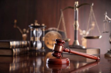 Avukatlık bürosu. Hukuk sembolleri: hakimler tokmak, heykel, hukuk kitapları ve ölçek.