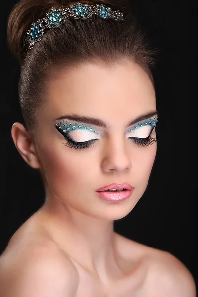 Retrato de una hermosa joven con maquillaje de moda —  Fotos de Stock