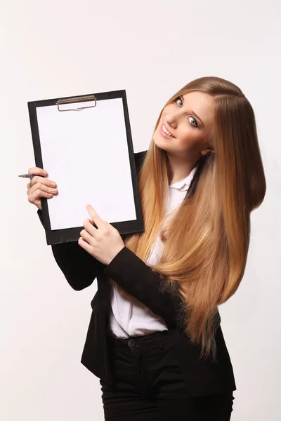 Красивая молодая деловая женщина с планшетом — стоковое фото
